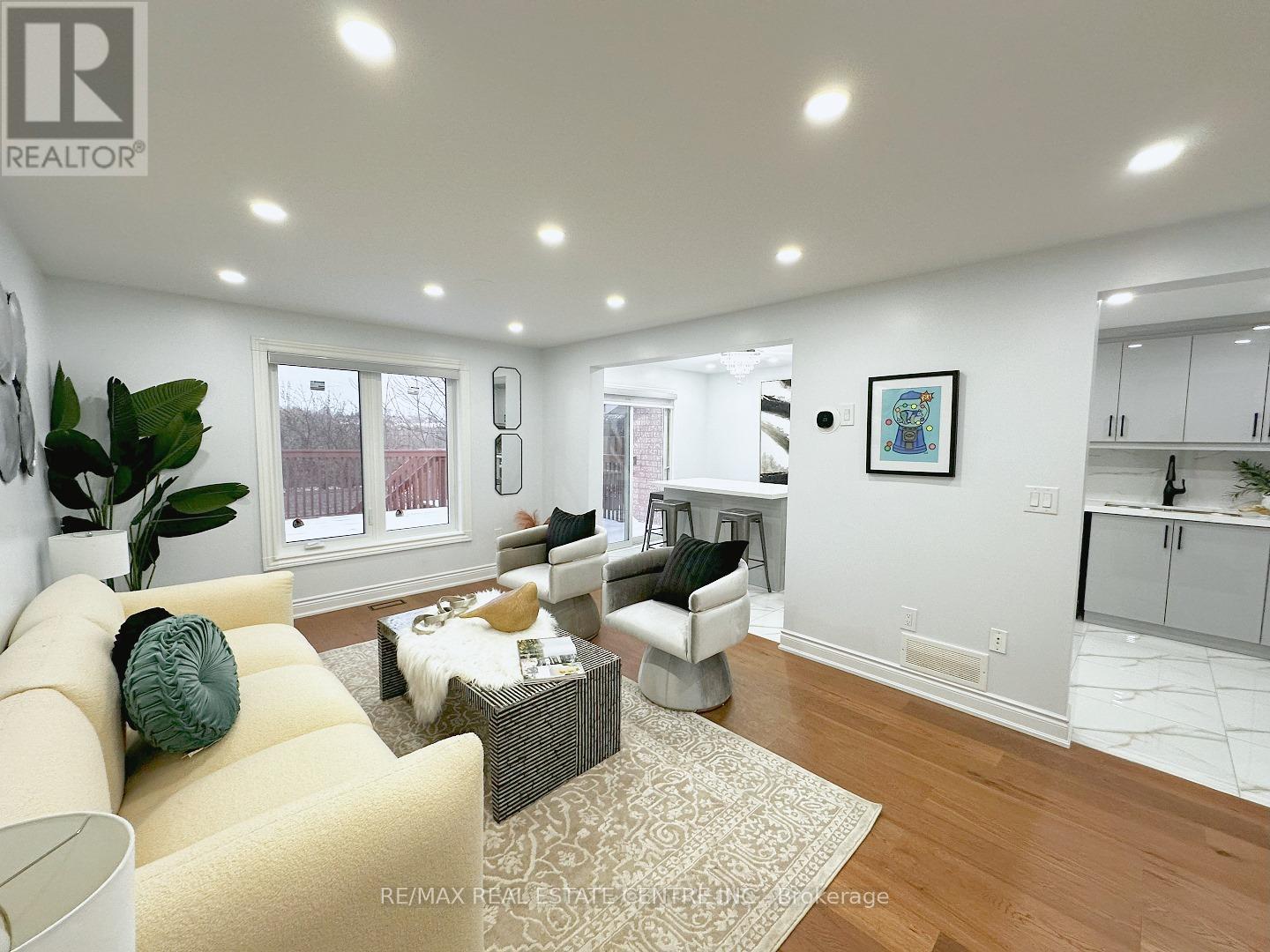 498 BANKSIDE DRIVE