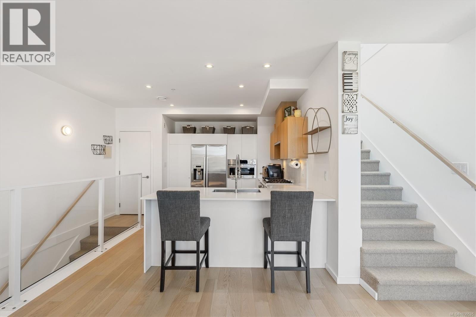 105 1720 Fairfield Rd