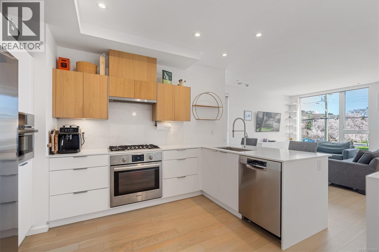 105 1720 Fairfield Rd