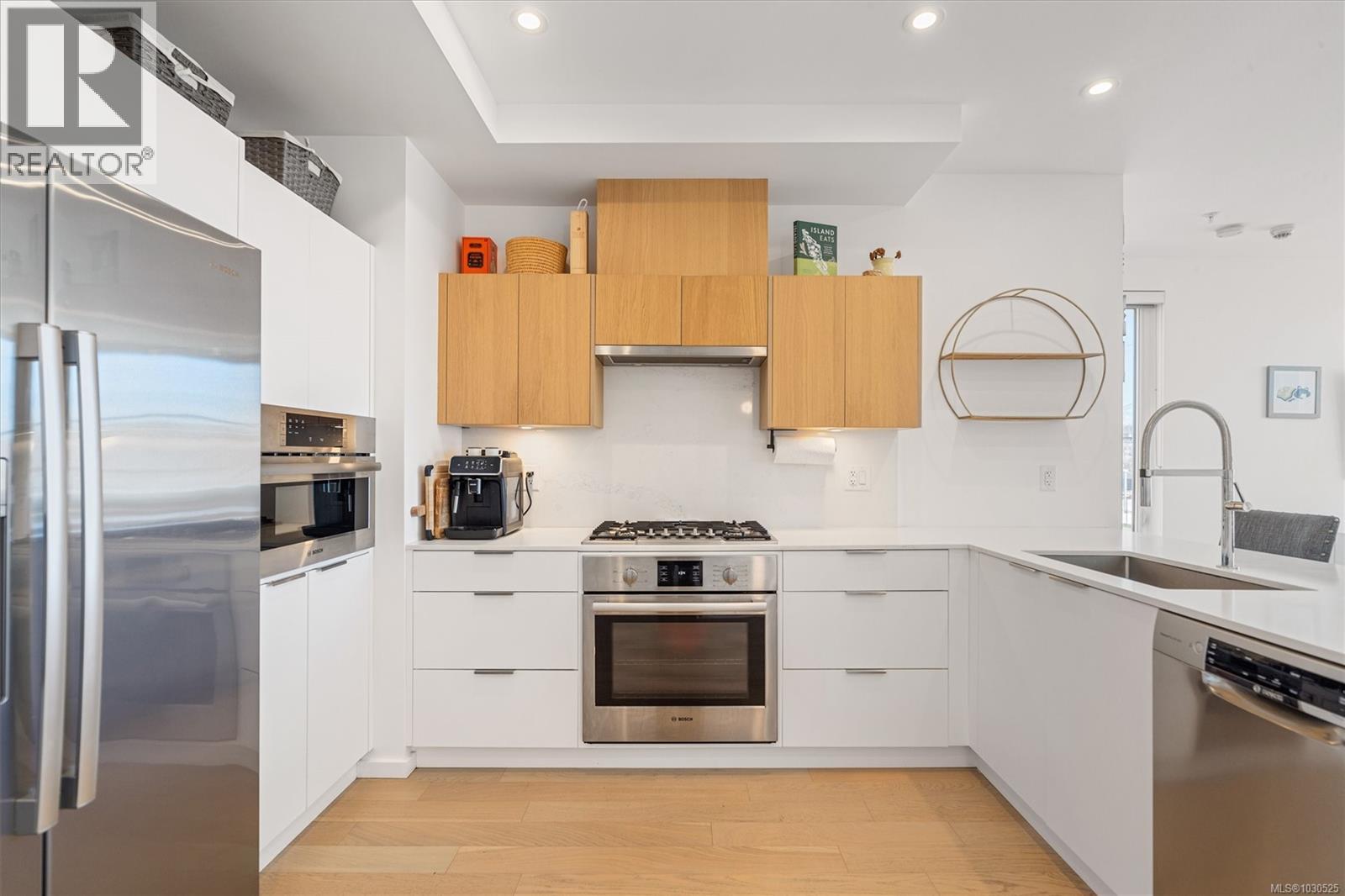 105 1720 Fairfield Rd