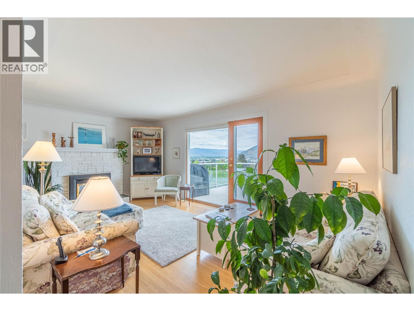 718 FRASER Crescent