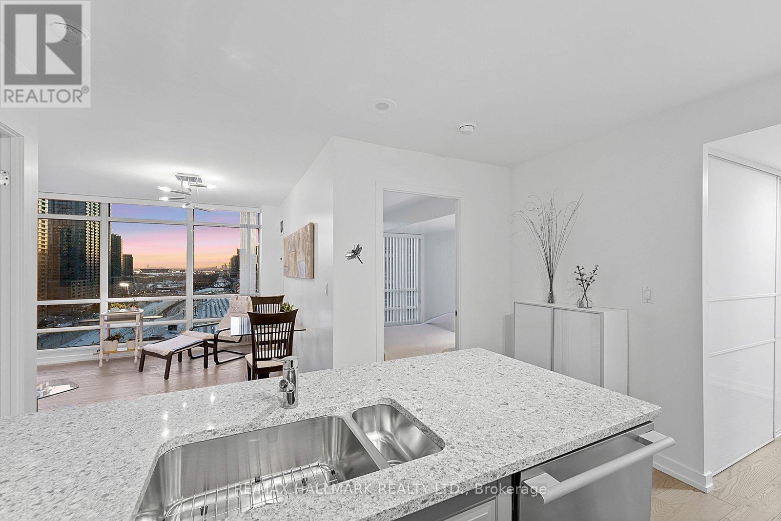 1810 - 381 FRONT STREET W