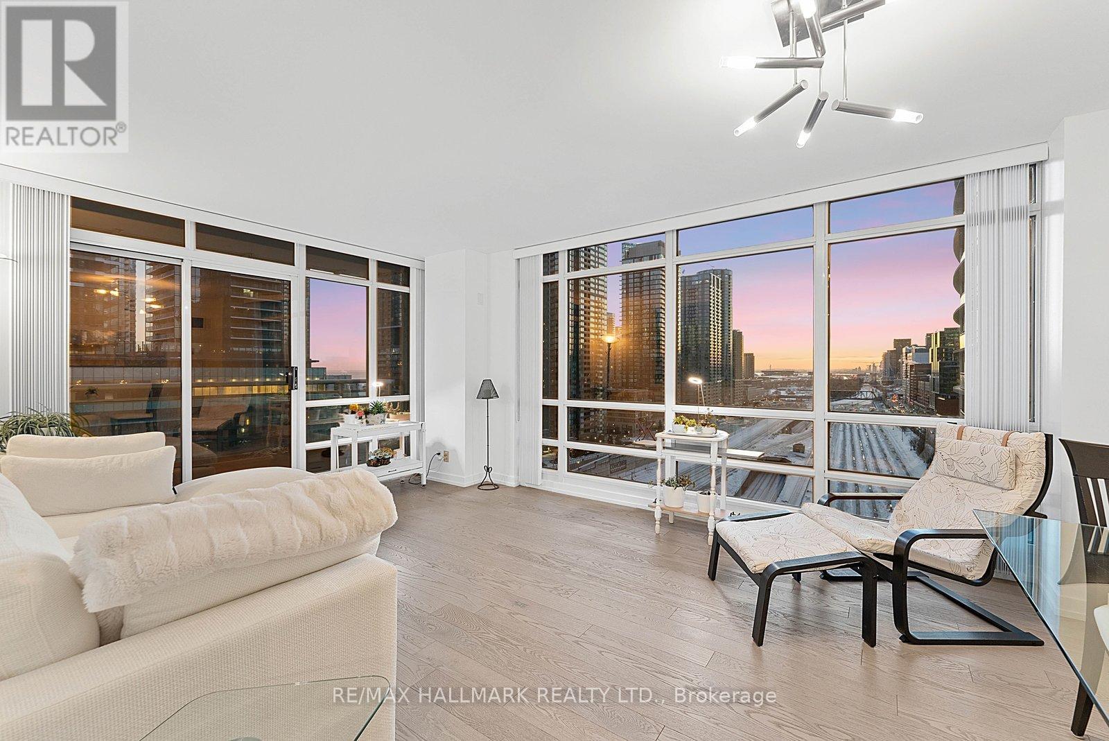 1810 - 381 FRONT STREET W