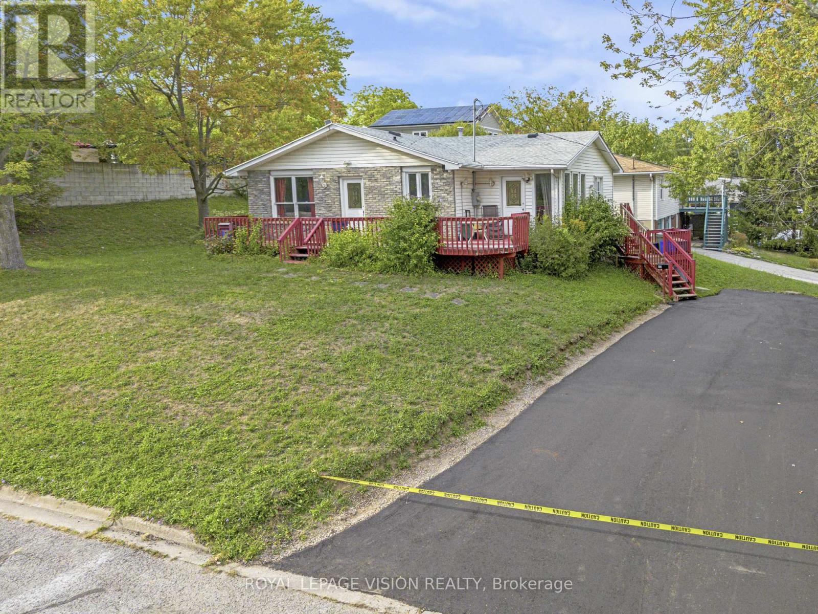 UNIT B - 43 LAVINIA STREET N