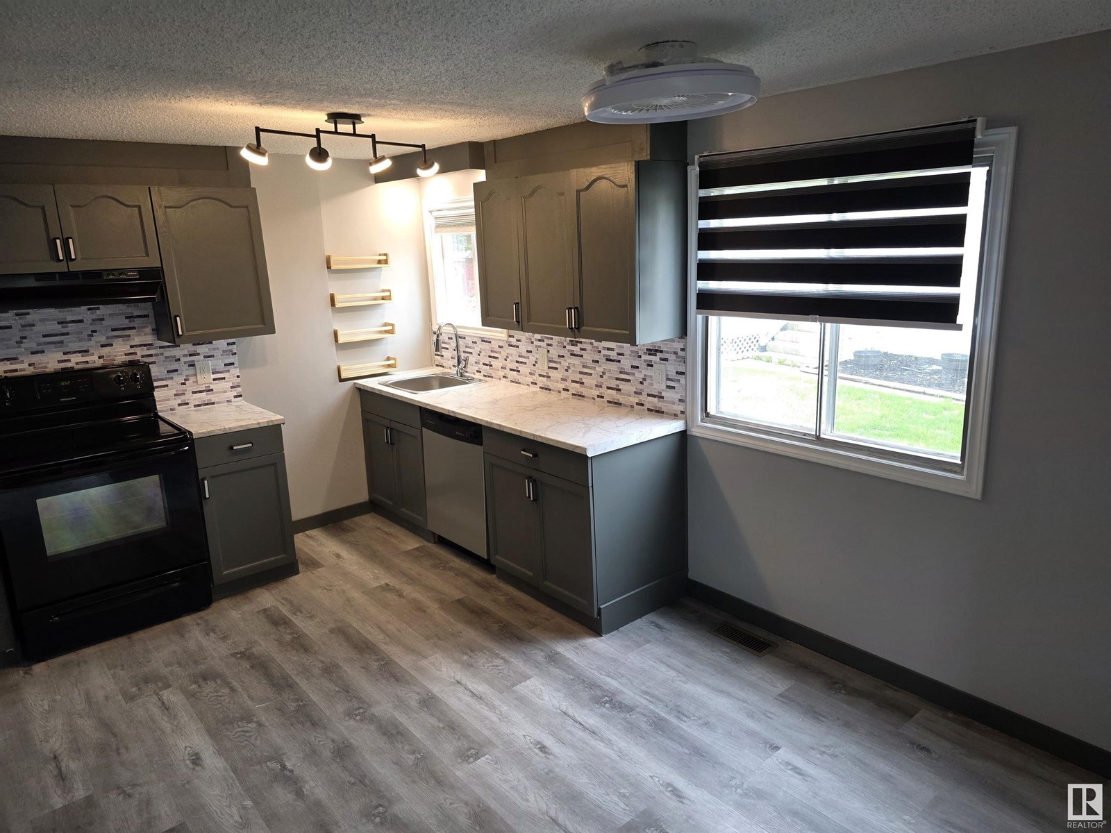 23 CLIFF CR NW NW