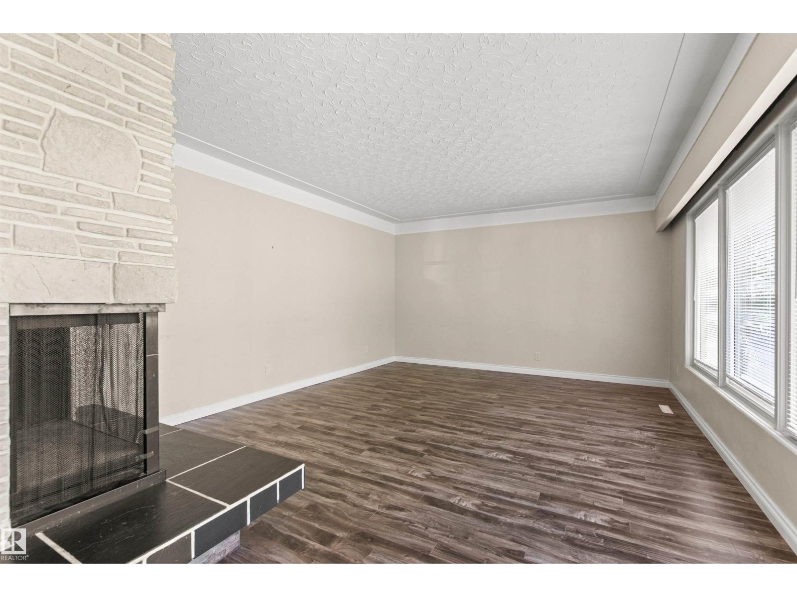 11819 75 AV NW