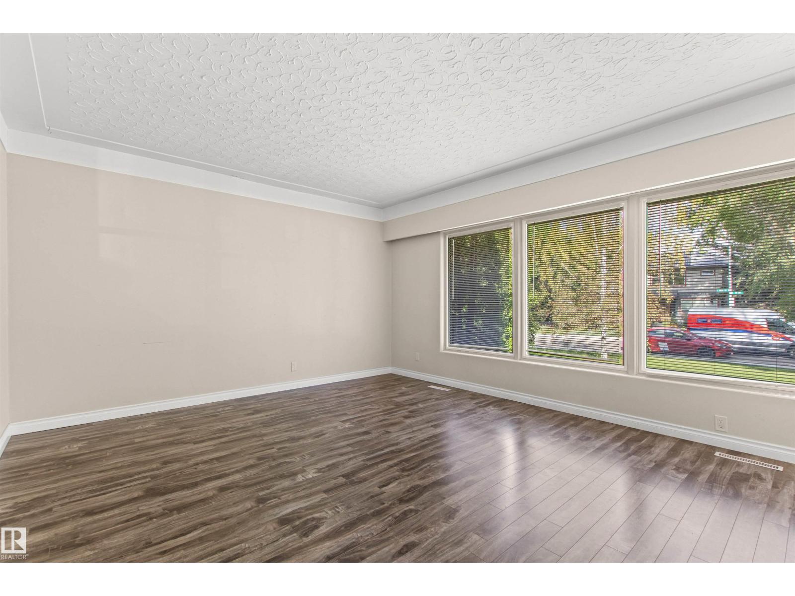11819 75 AV NW