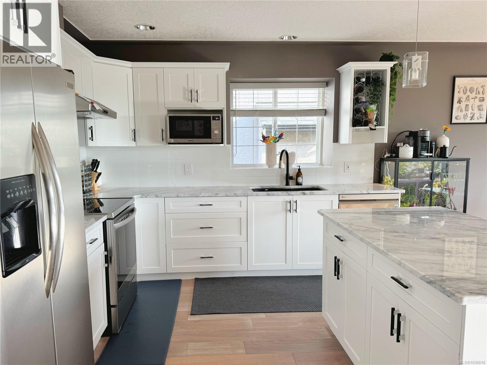 2596 Crystalview Dr