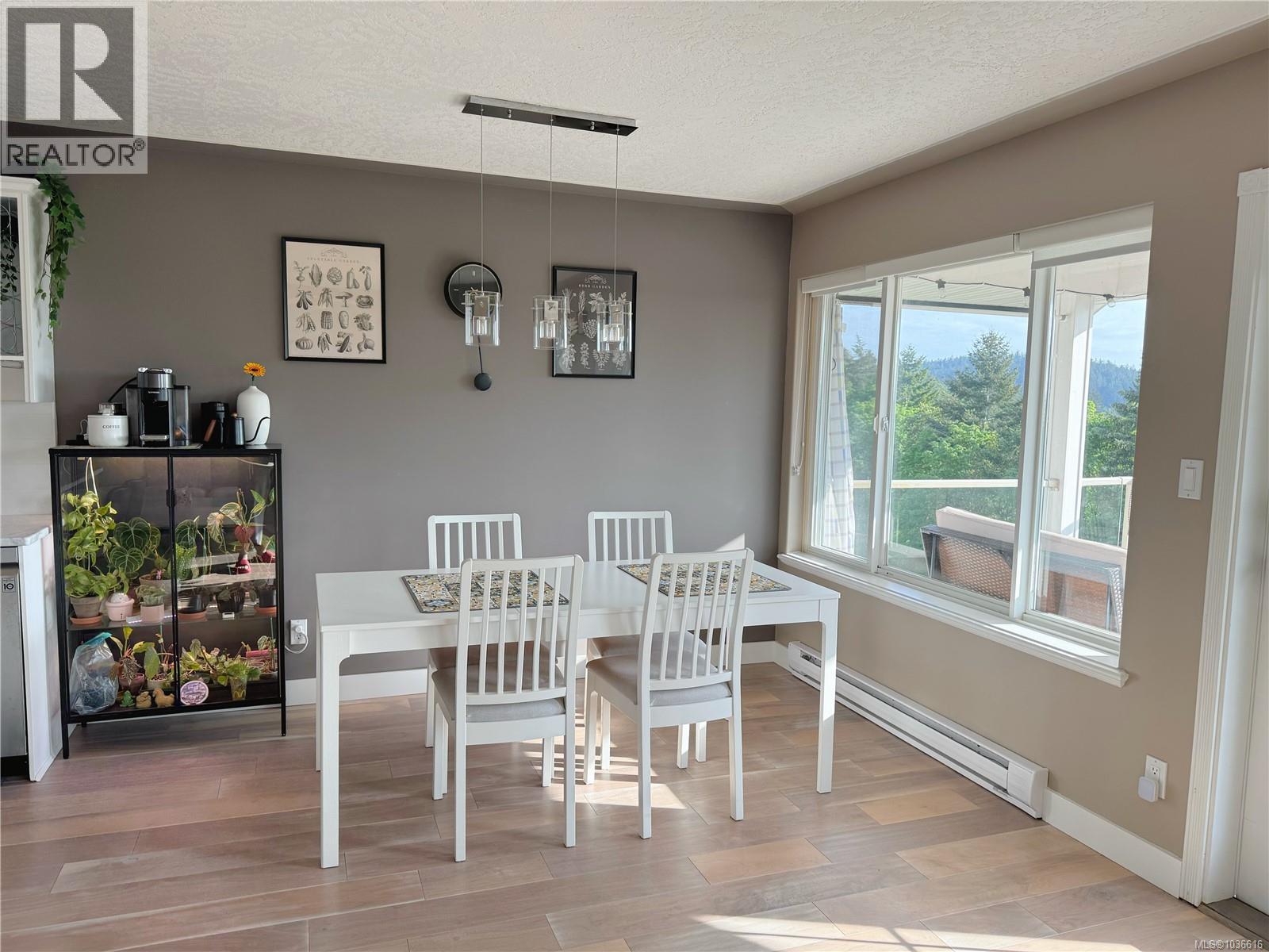 2596 Crystalview Dr
