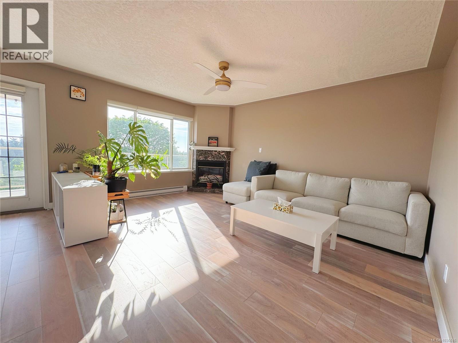 2596 Crystalview Dr
