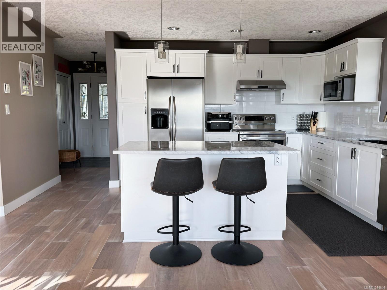 2596 Crystalview Dr