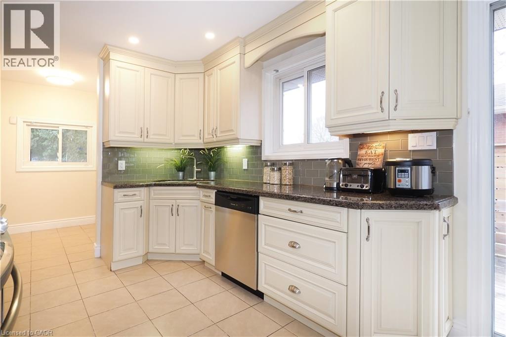 163 PINEGROVE Crescent