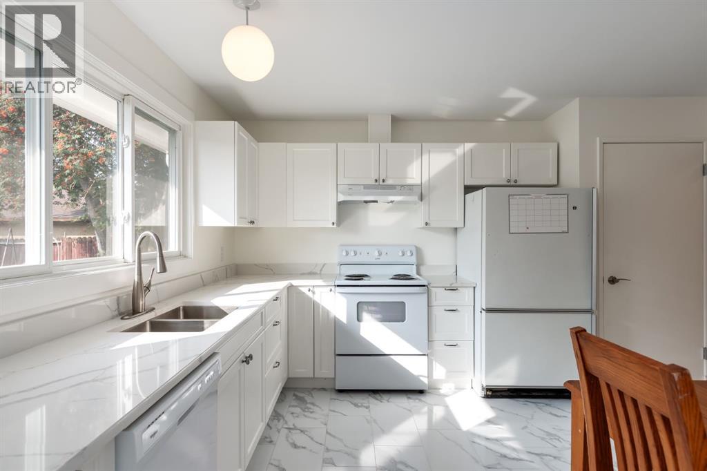 207 Whiteview Bay NE