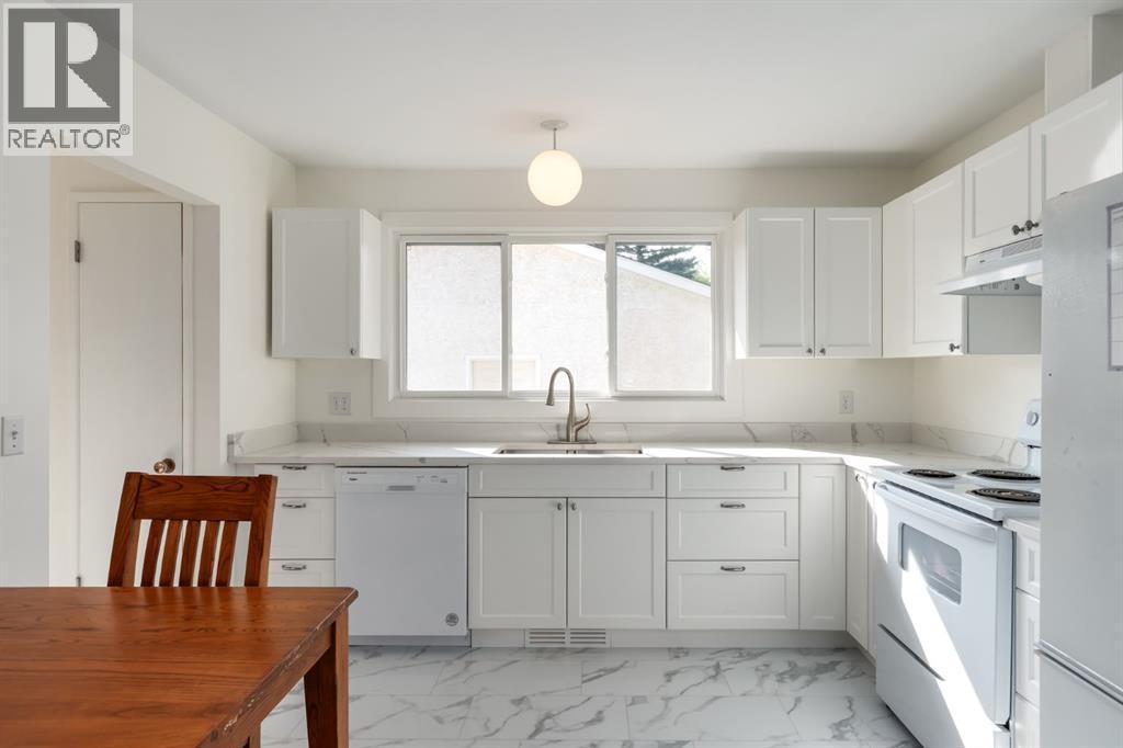 207 Whiteview Bay NE