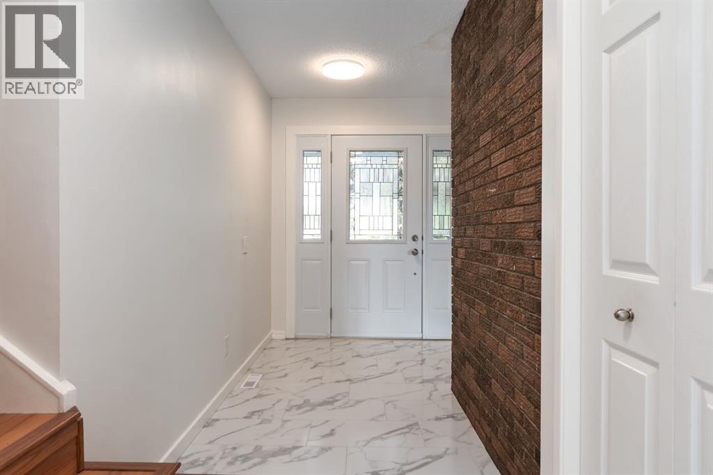 207 Whiteview Bay NE