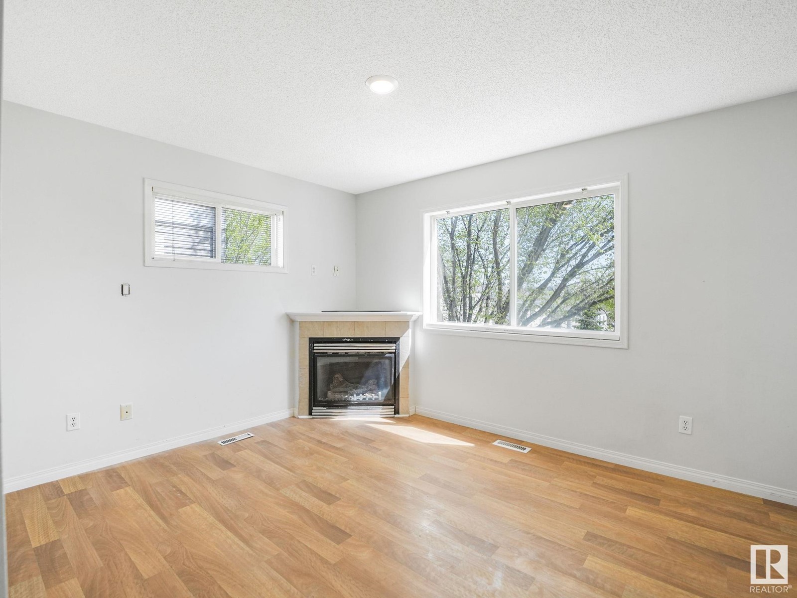 #23 130 HYNDMAN CR NW