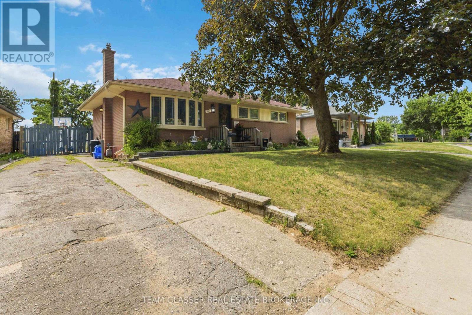 307 TWEEDSMUIR AVENUE