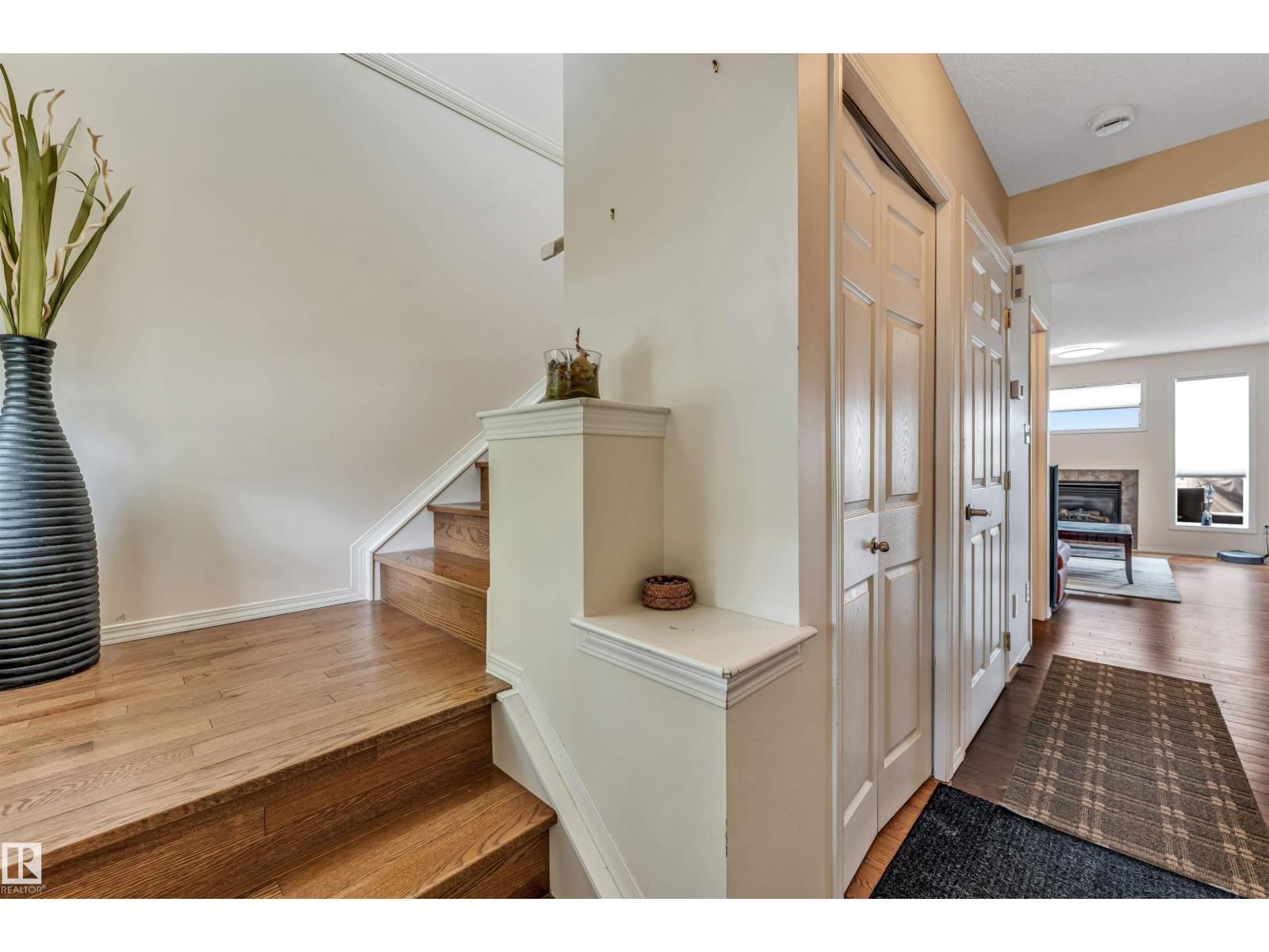3032 31 AV NW