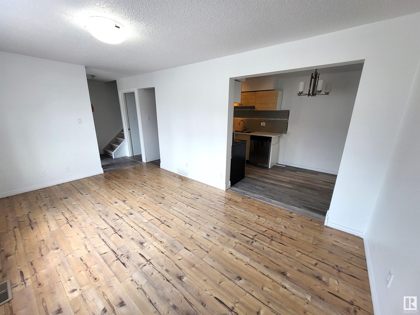 #4 14125 82 ST NW