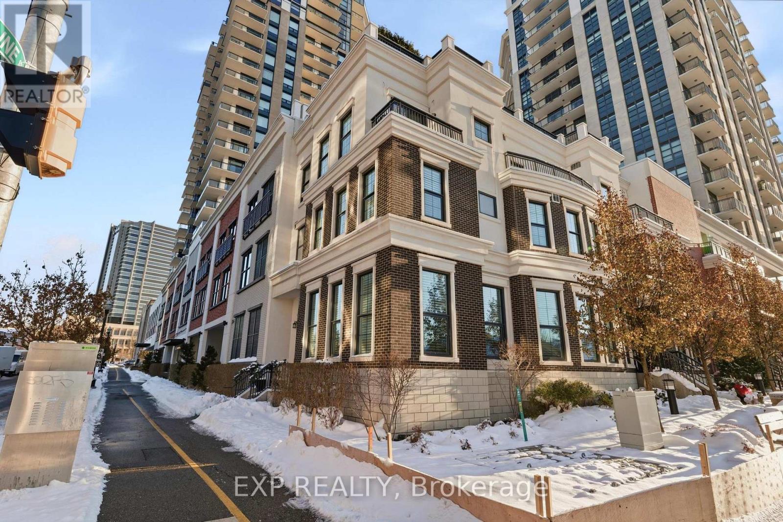 TH10 - 155 CAROLINE STREET S