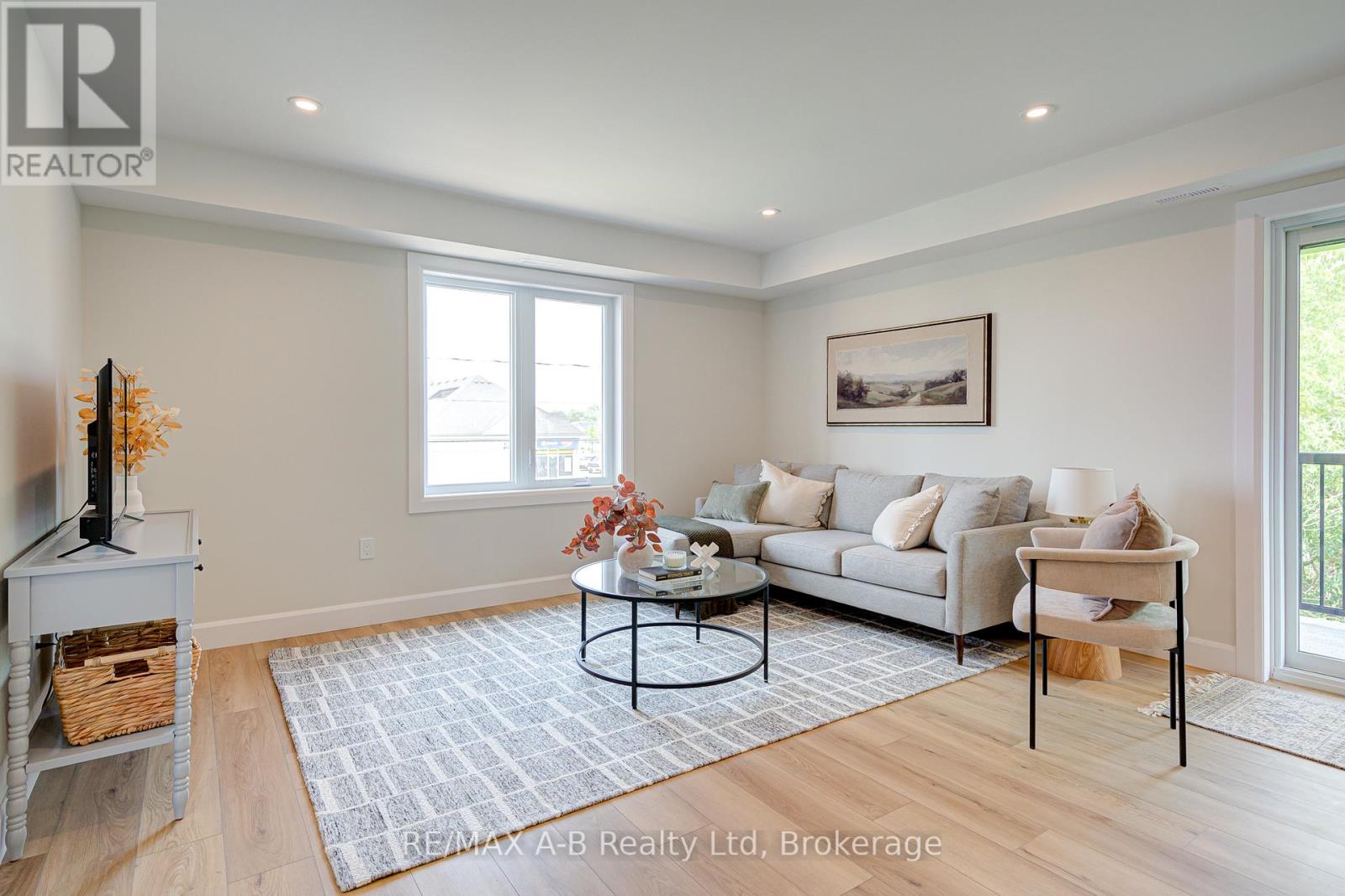 29 - 428 QUEEN STREET W