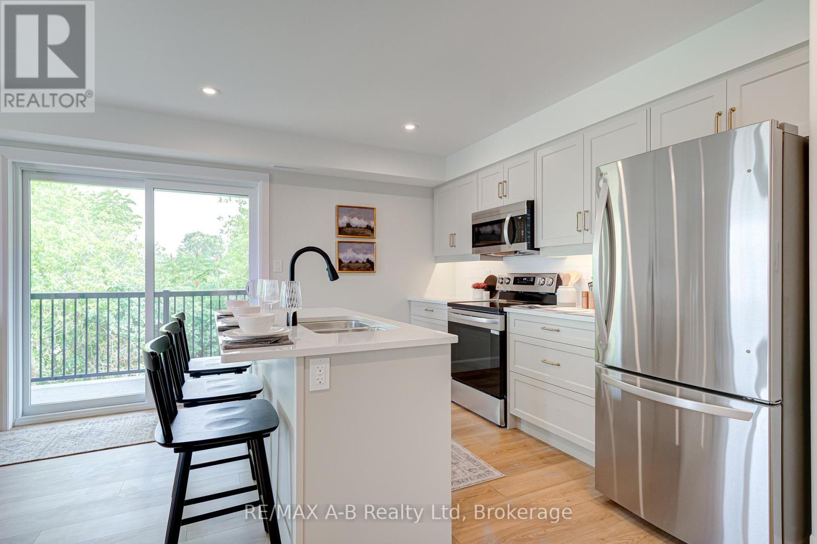 29 - 428 QUEEN STREET W