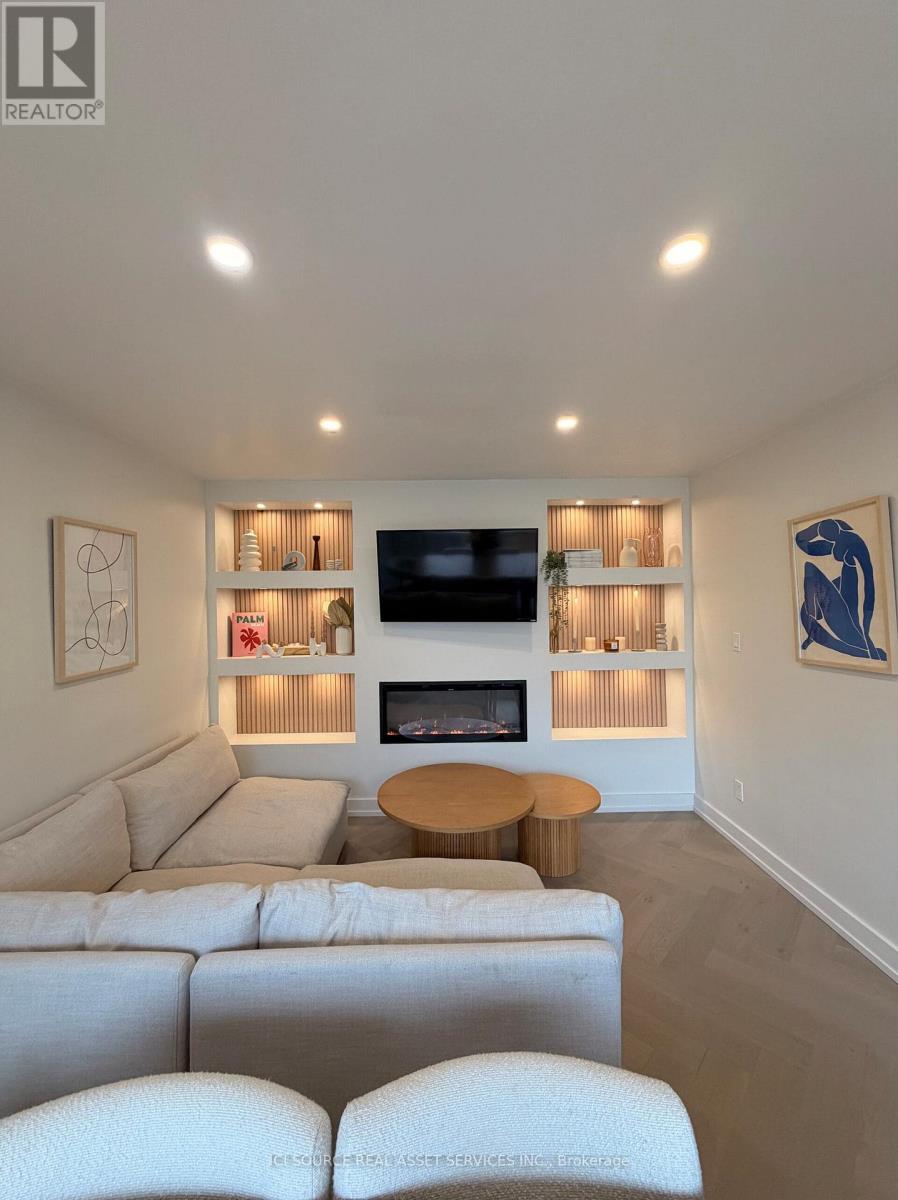 10 - 914 MOHAWK ROAD E