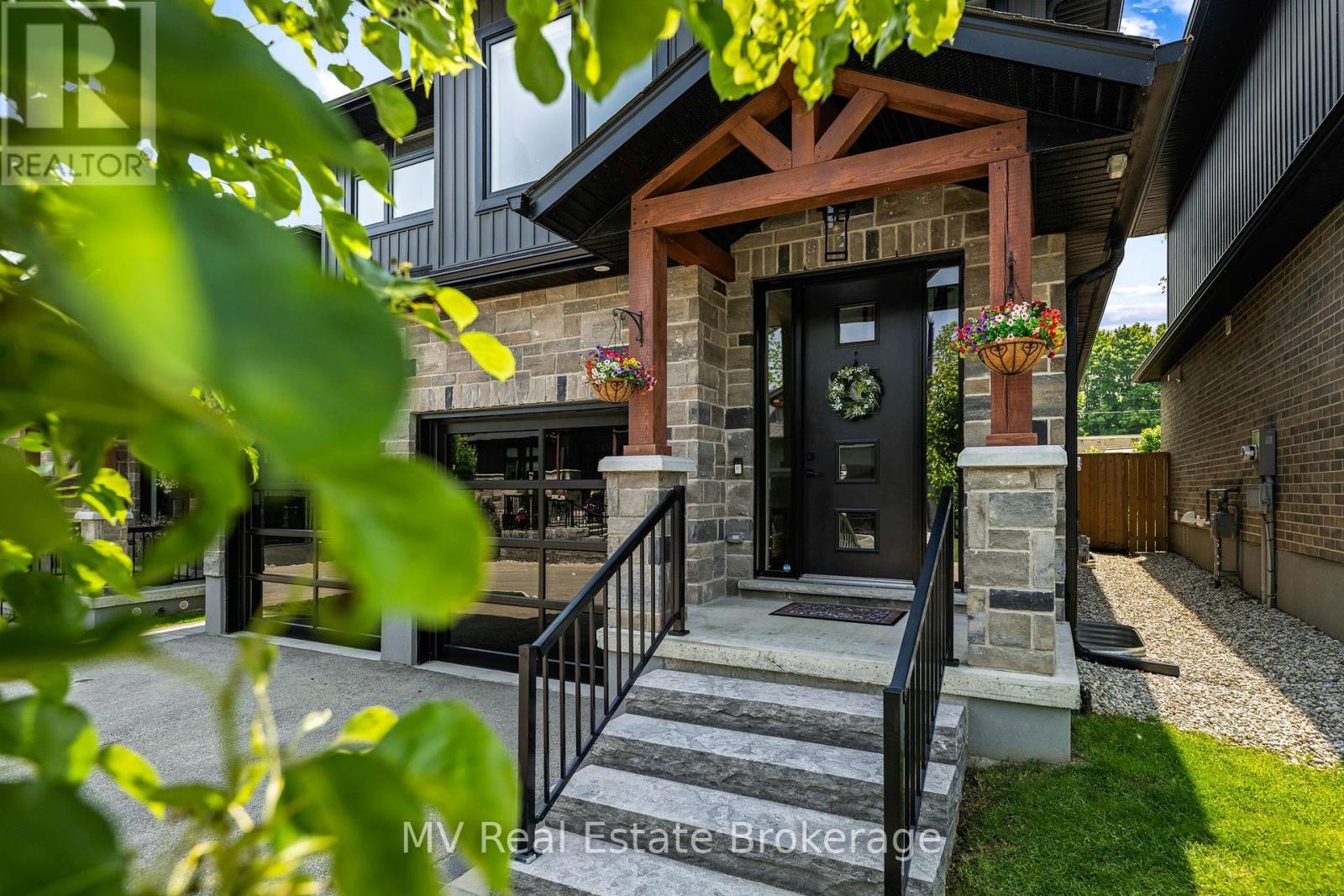 34 CREEKSIDE TERRACE PRIVATE