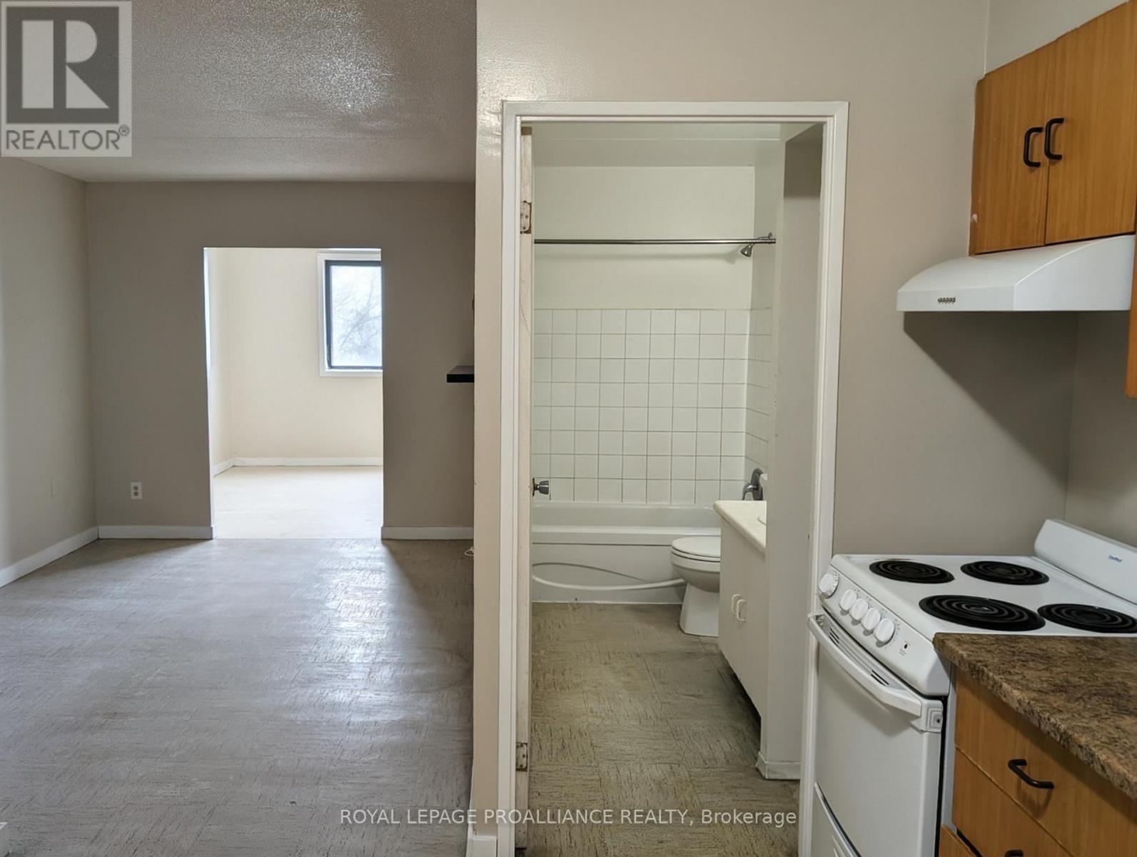 35 - 1837 LANSDOWNE STREET W