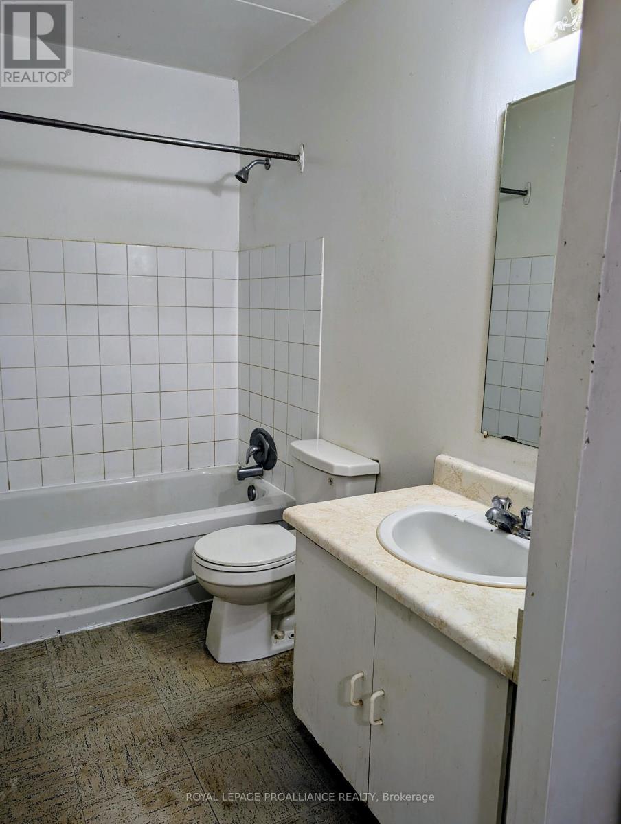 35 - 1837 LANSDOWNE STREET W