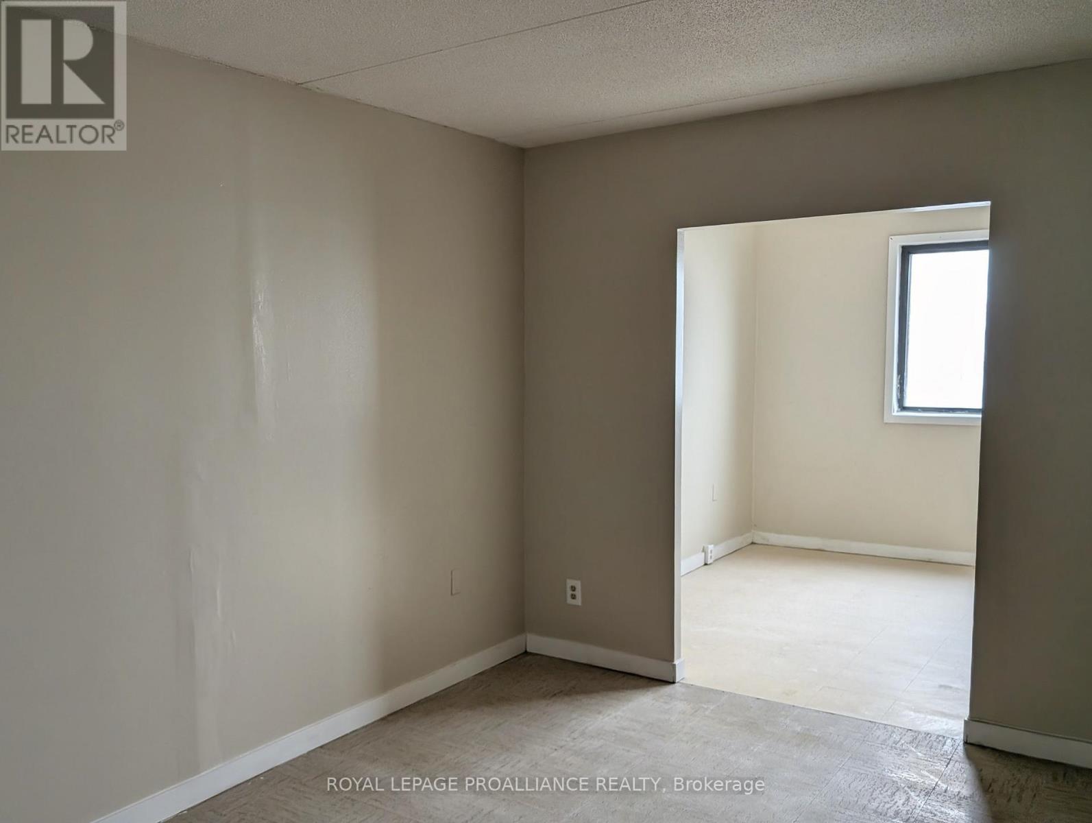 35 - 1837 LANSDOWNE STREET W