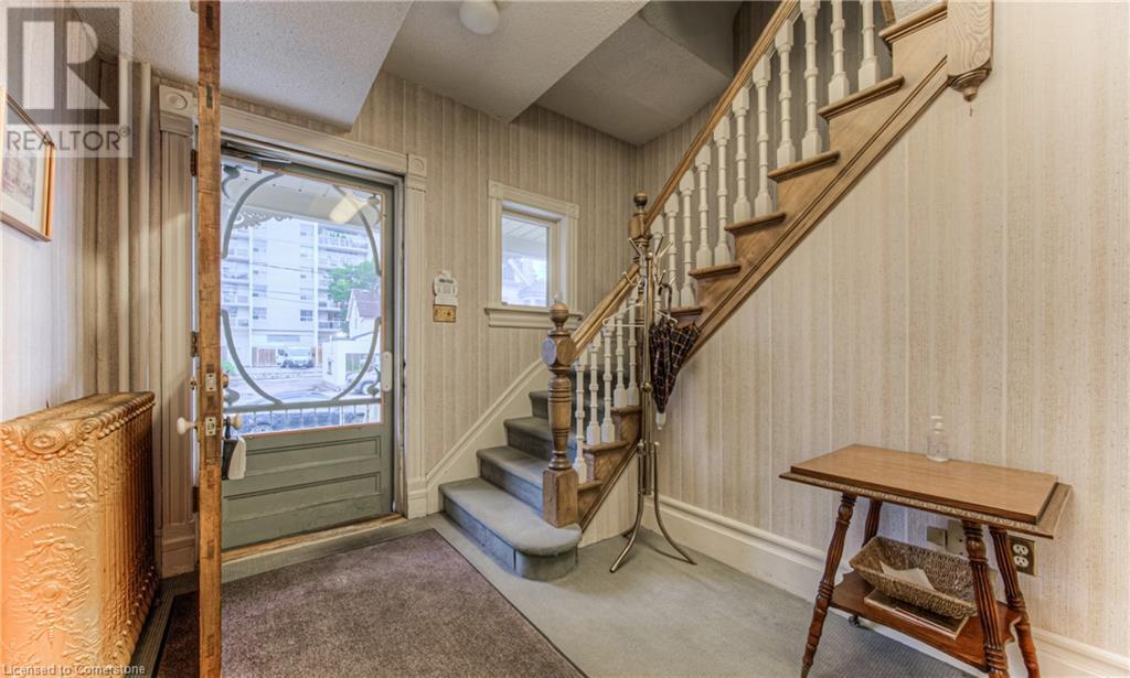 9 AHRENS Street W