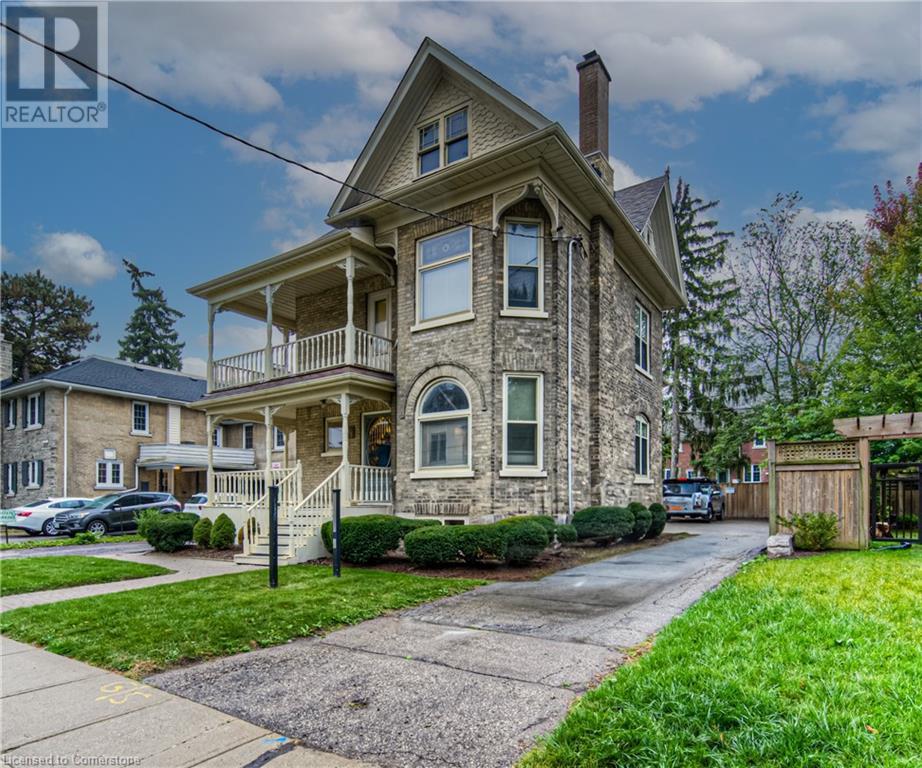 9 AHRENS Street W