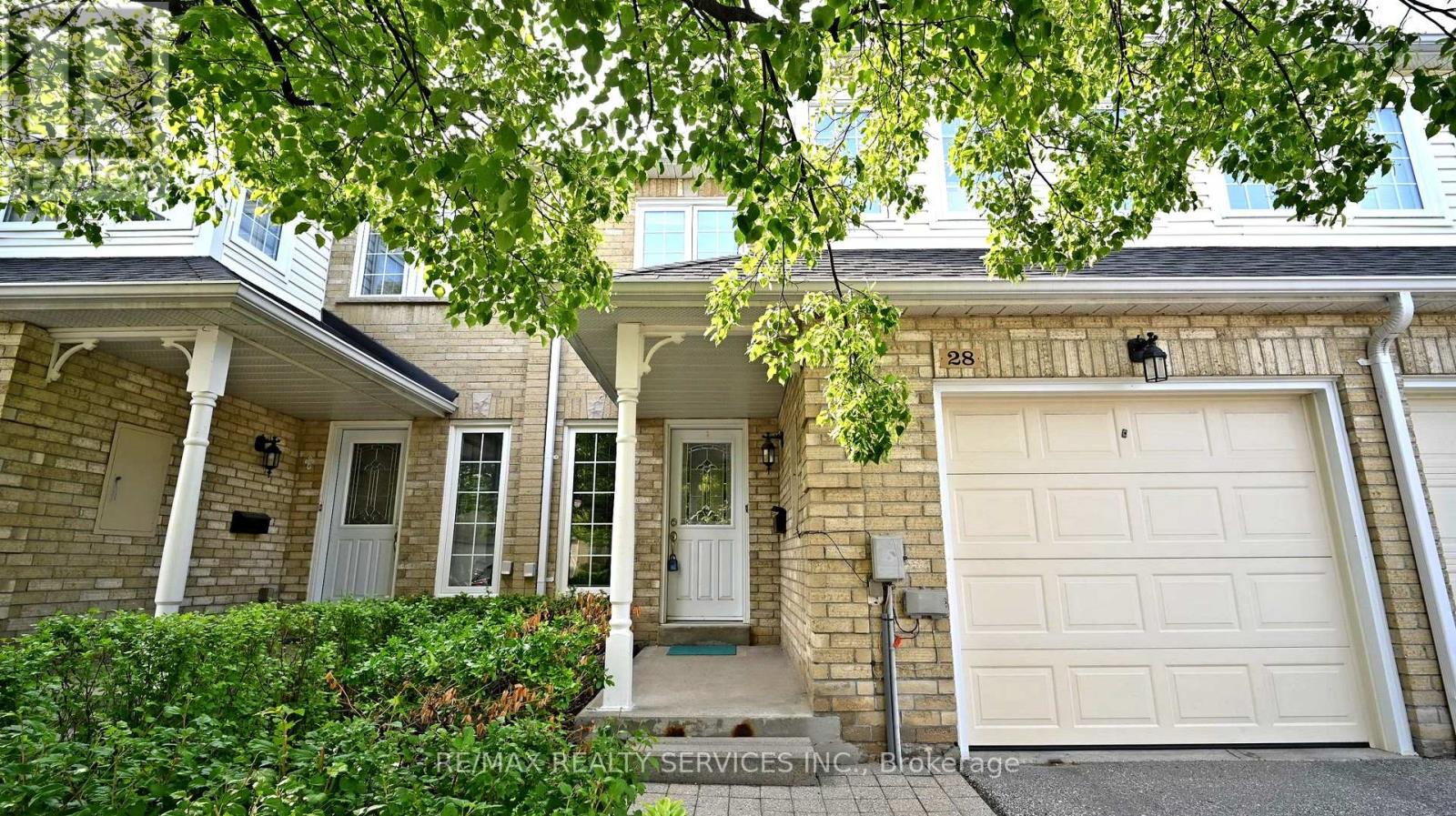 28 HEATHCLIFFE SQUARE