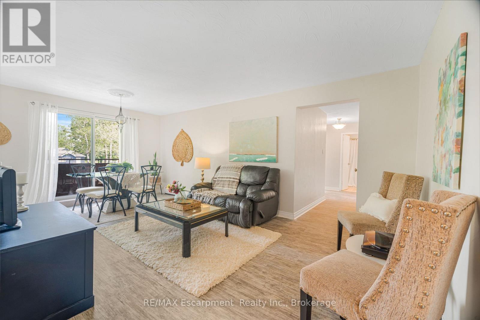 Photo 1 of 31 — 203 - 485 THOROLD ROAD Unit 203, Welland (Prince Charles), ON L3C3X1