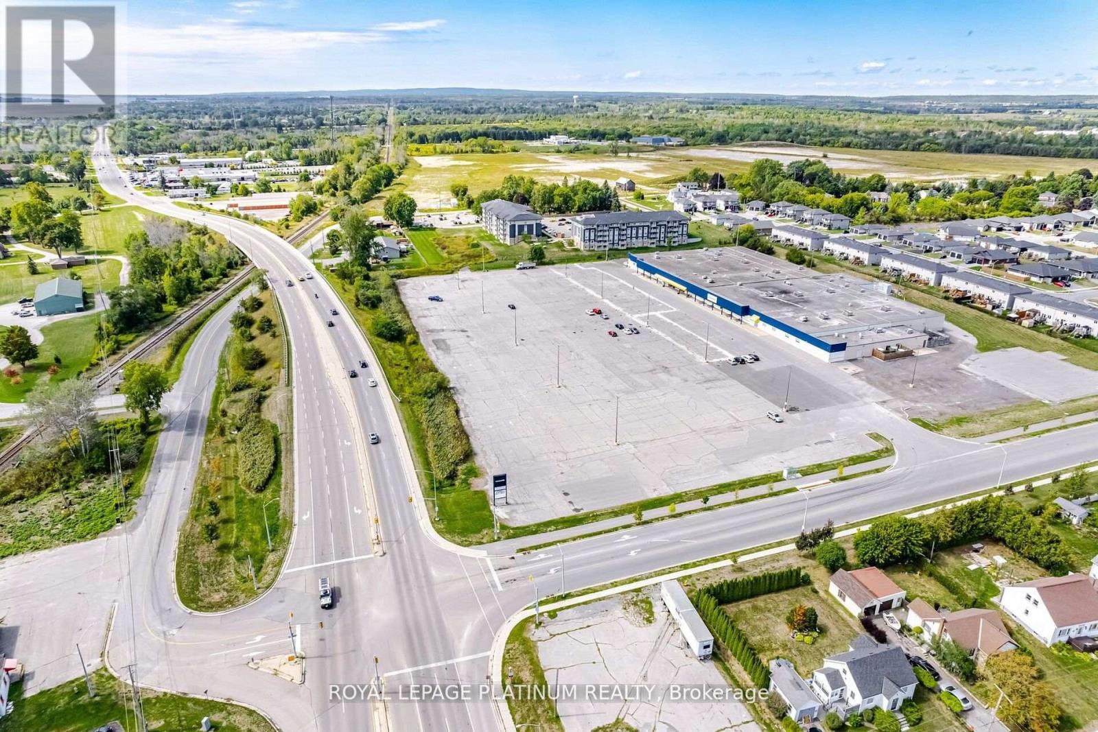 3 - 481 DUNDAS STREET W