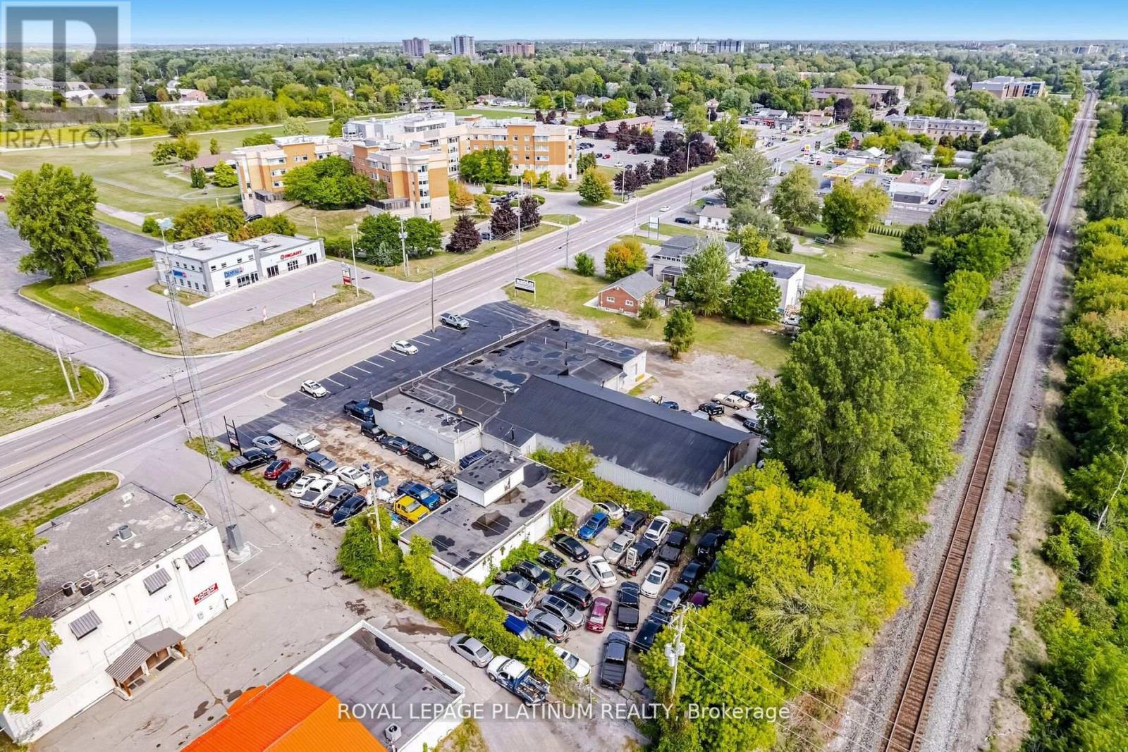 3 - 481 DUNDAS STREET W