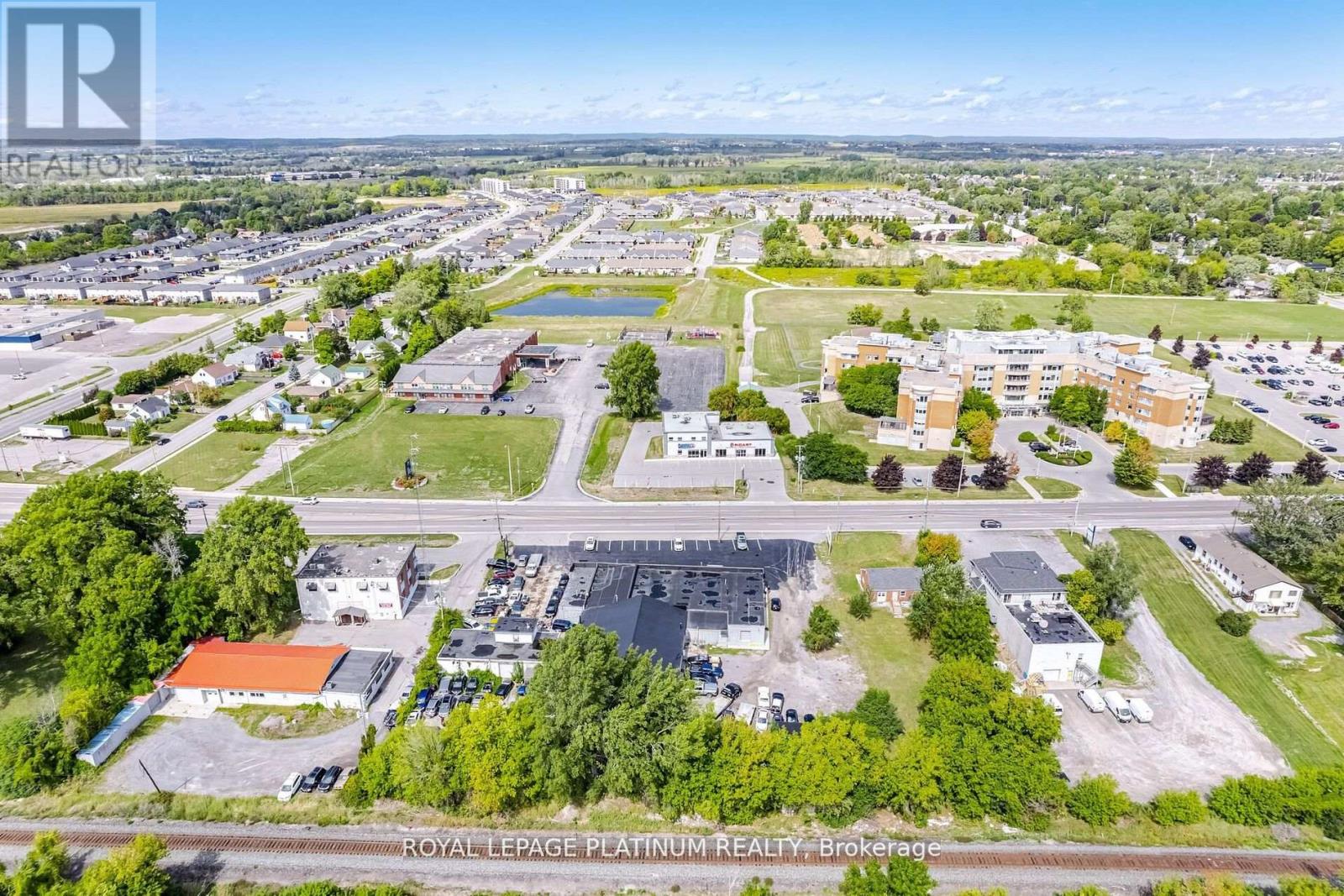 3 - 481 DUNDAS STREET W