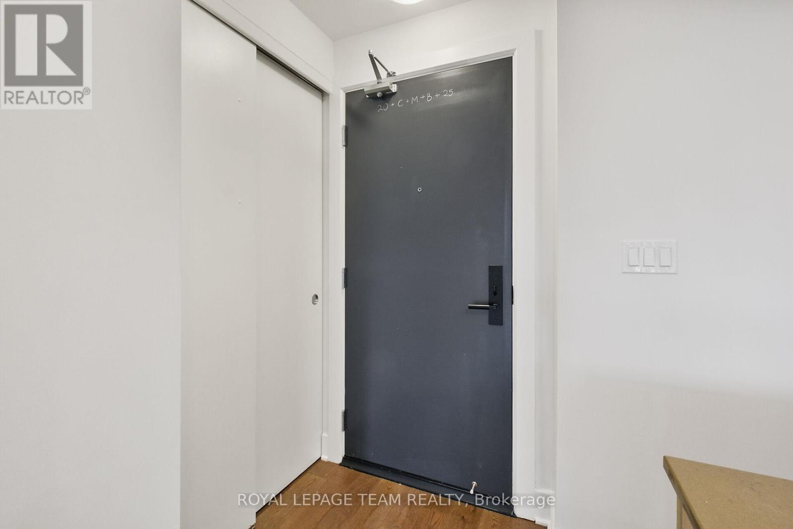 909 - 255 BAY STREET E