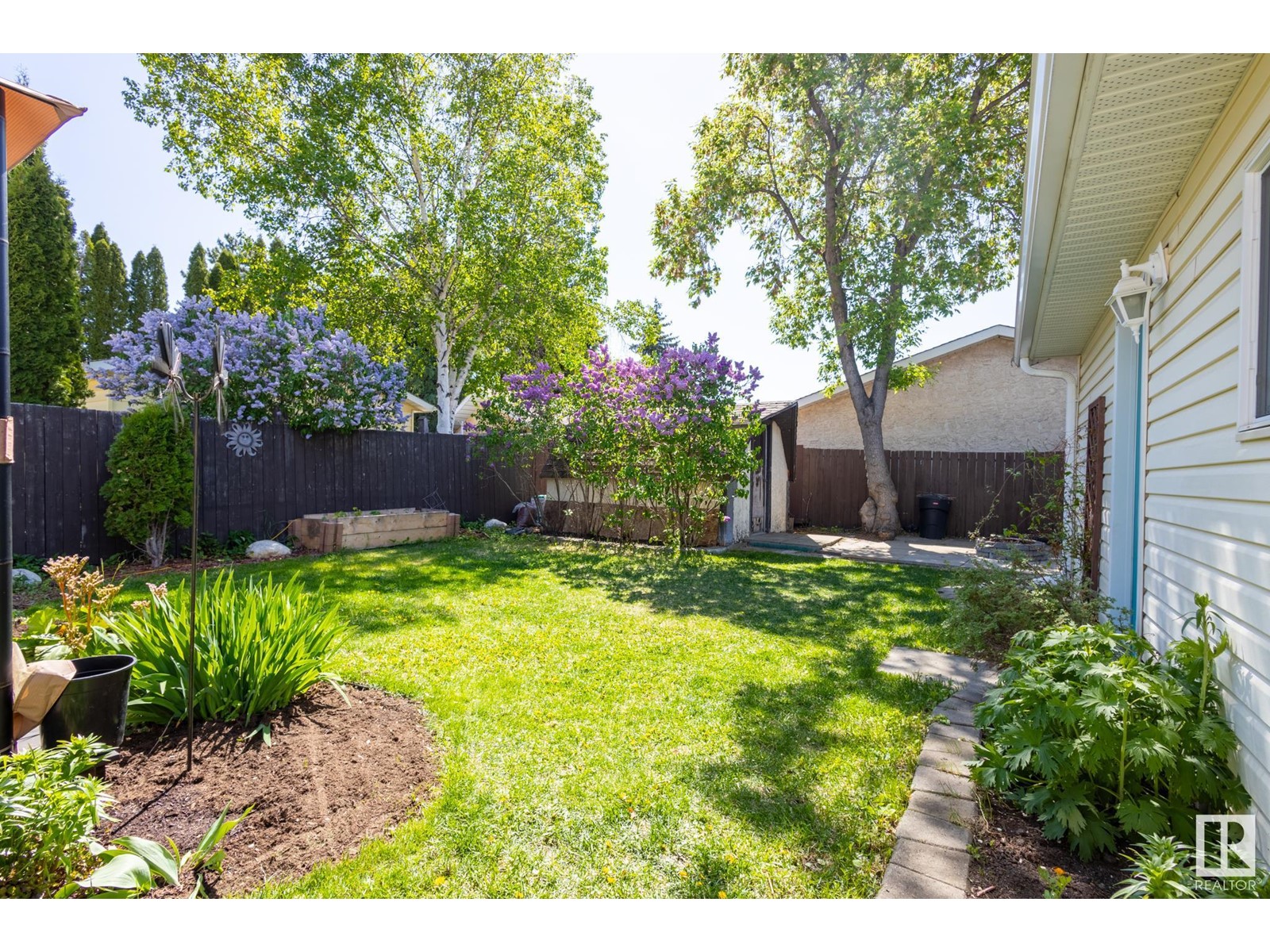 2227 141 AV NW