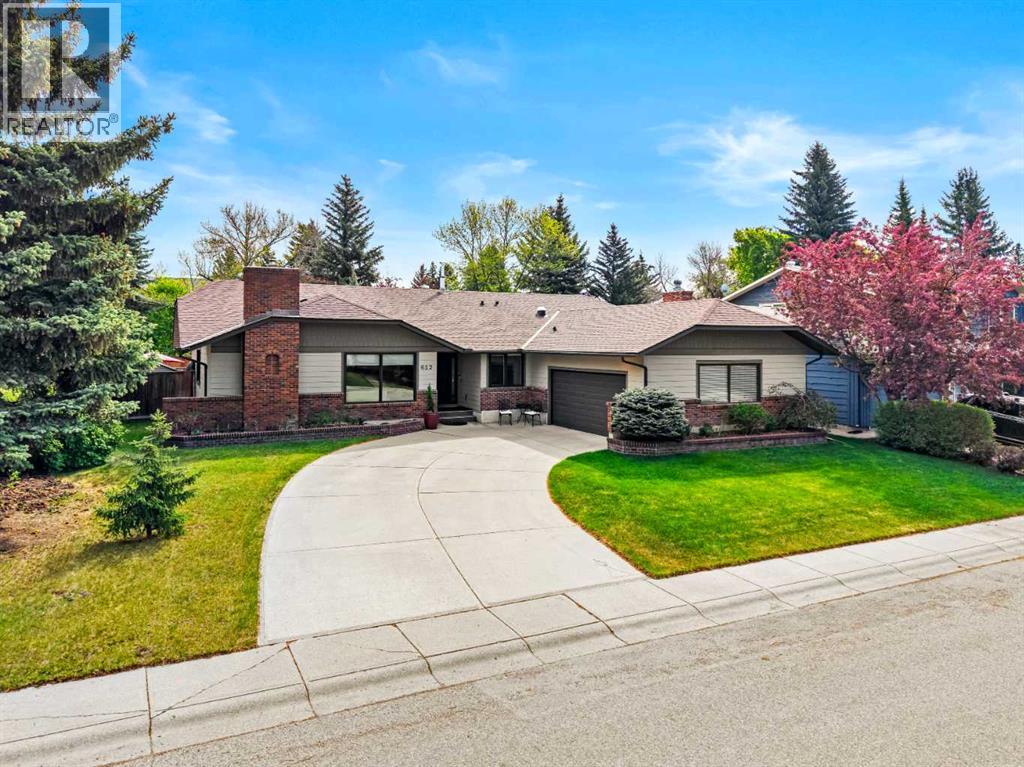 612 Lake Simcoe Close SE