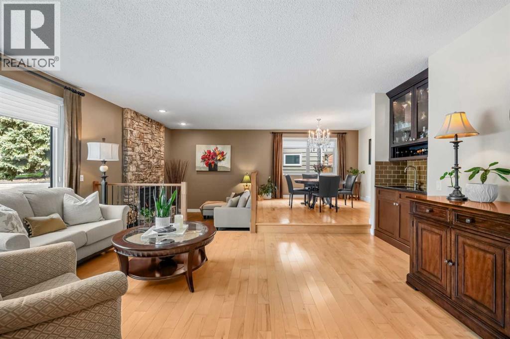 612 Lake Simcoe Close SE