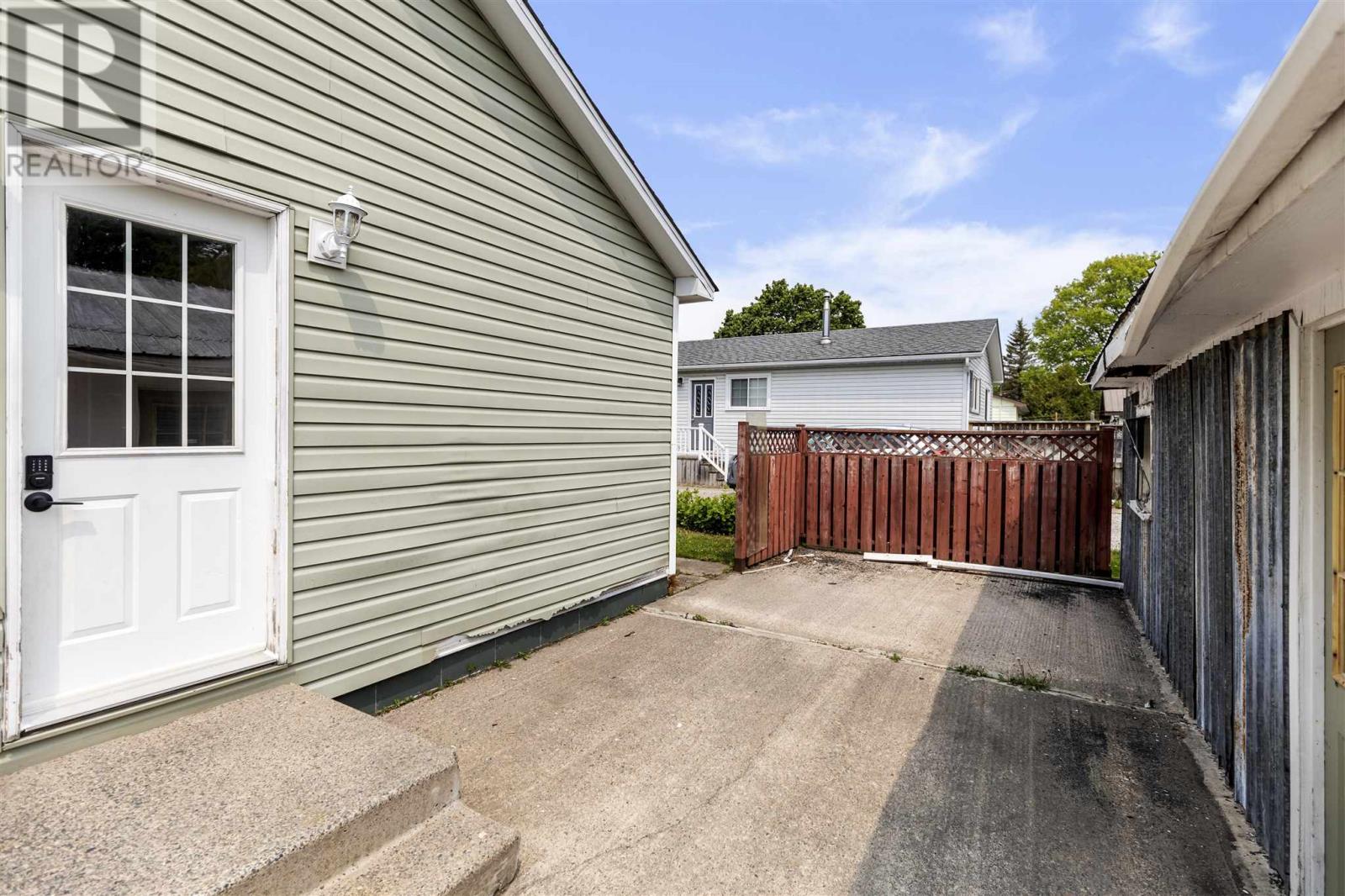 174 Farquhar ST