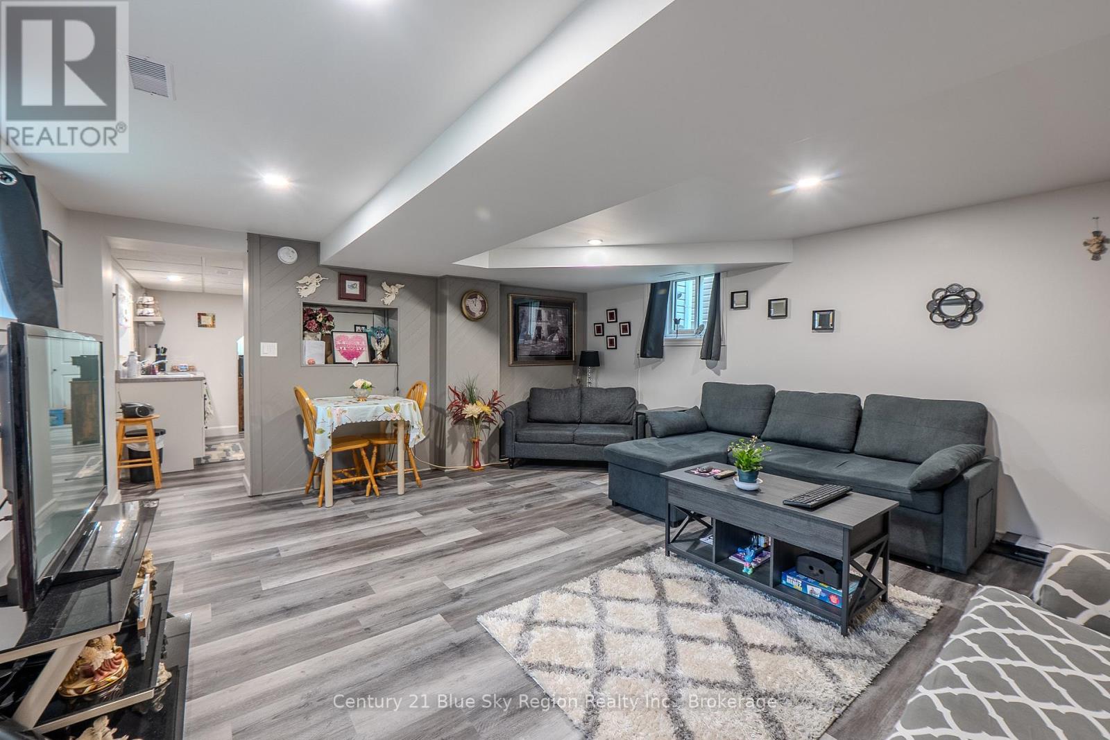 242 PRINCESS STREET E