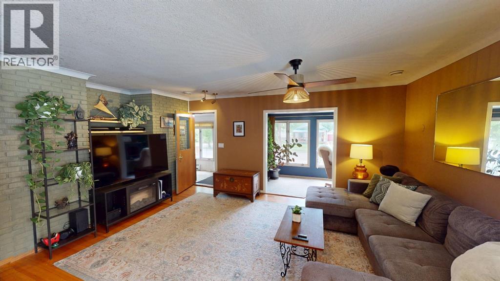 312 3 Street W
