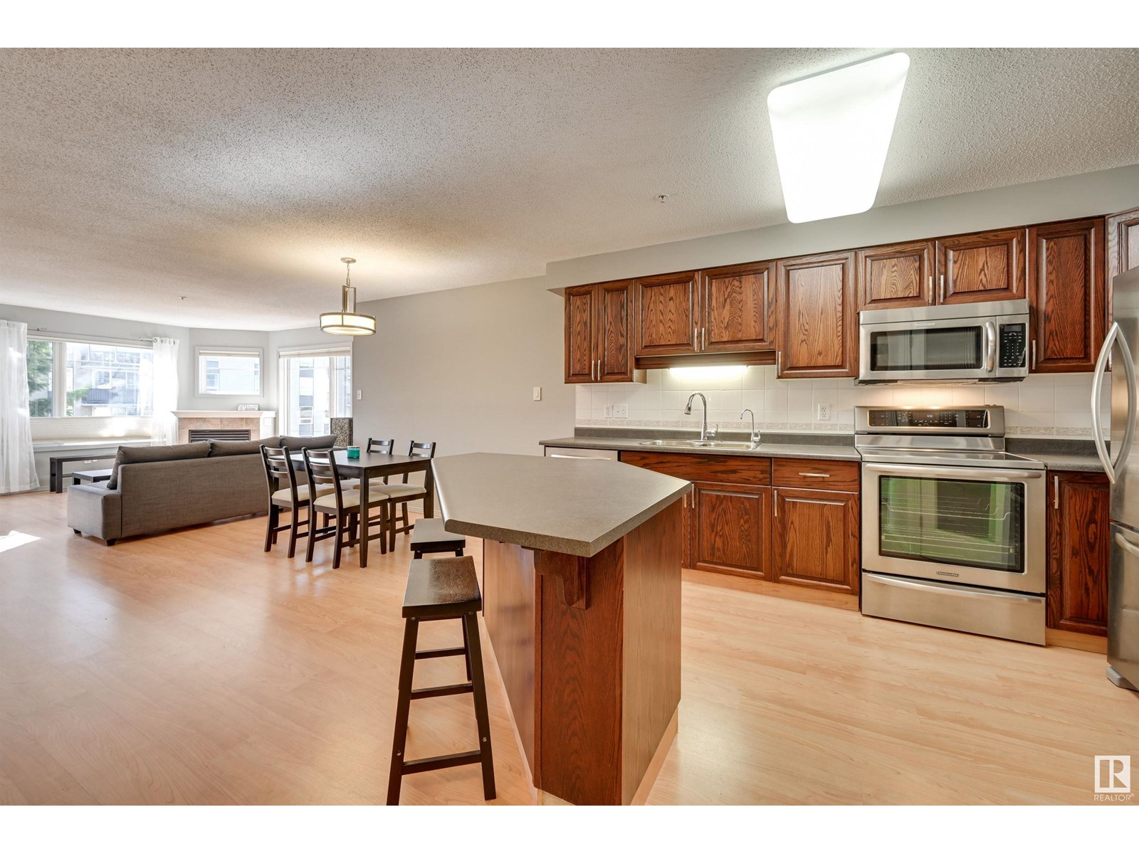 #305 8909 100 ST NW