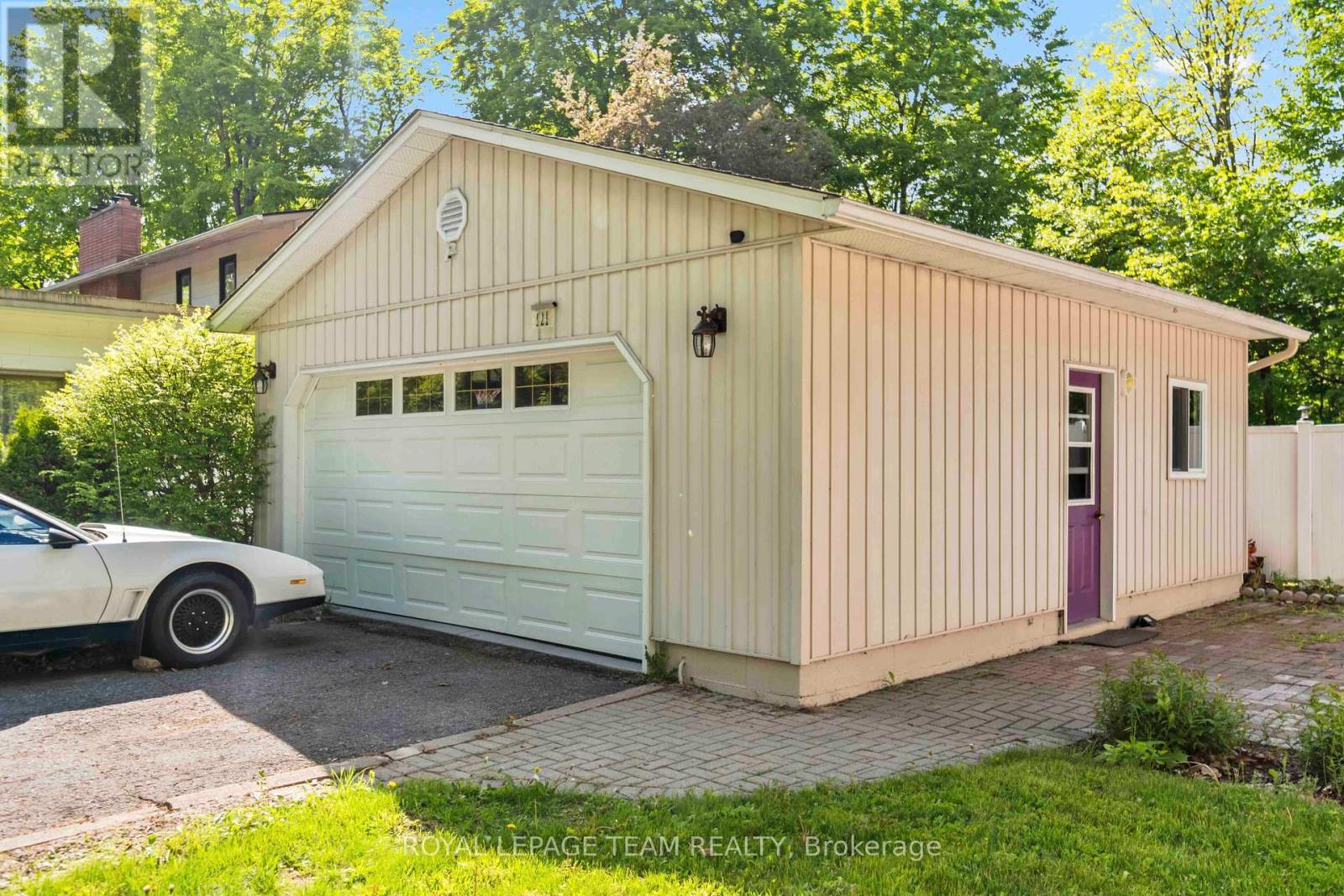121 PEACOCK CRESCENT