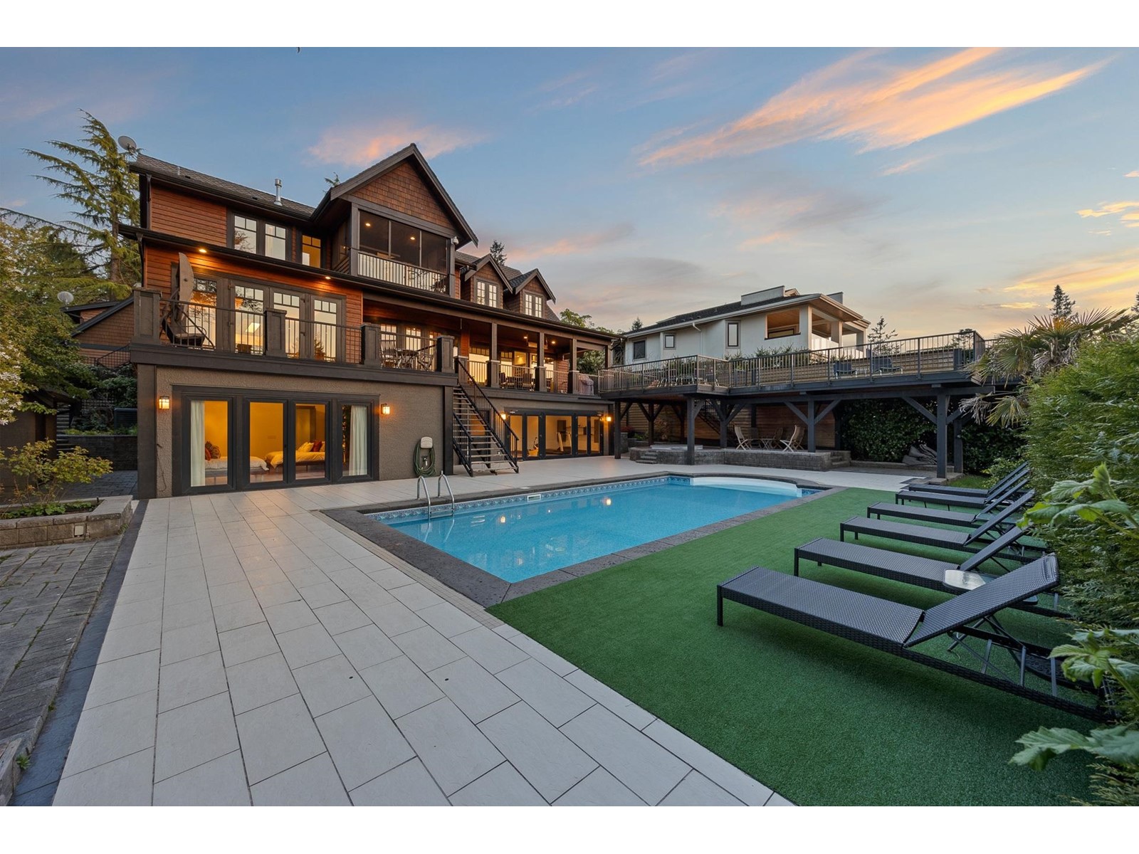 2737 CRESCENT DRIVE