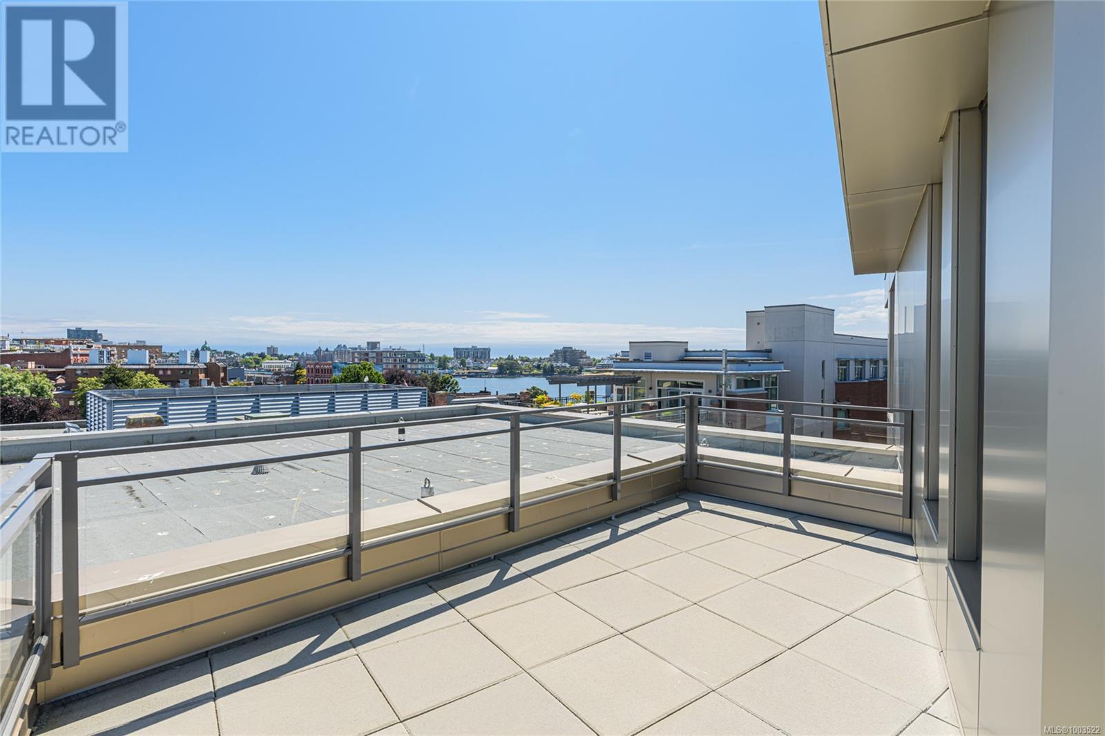 900 1628 Store St