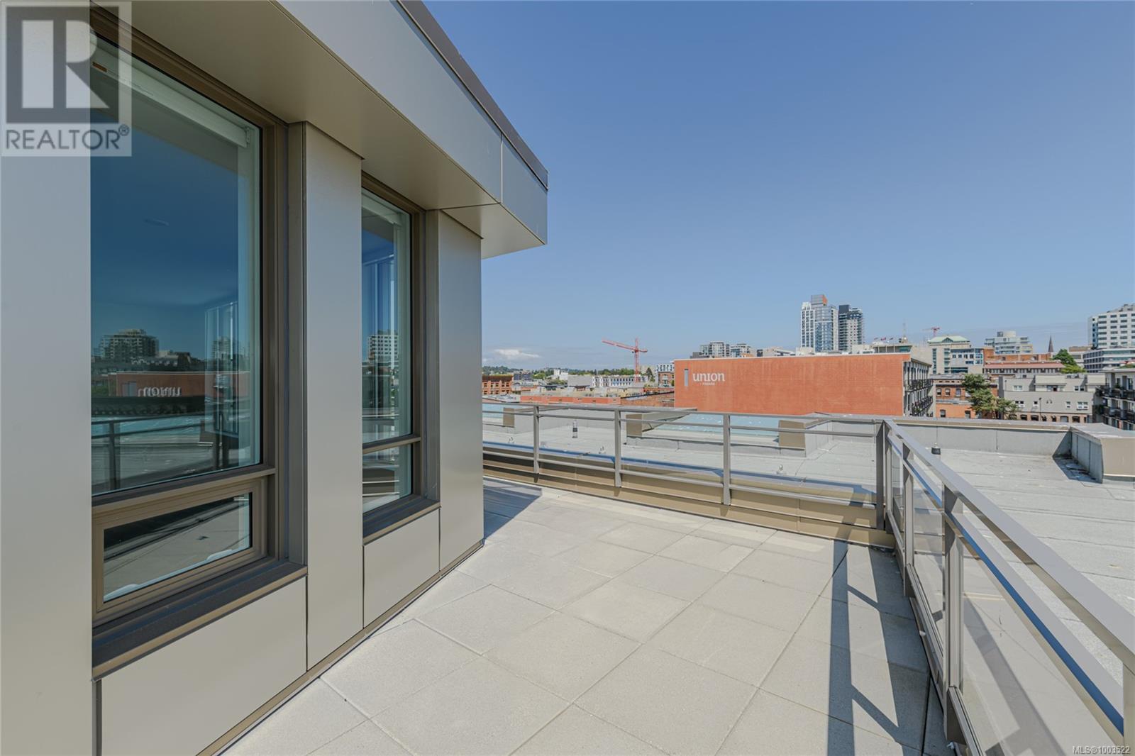 900 1628 Store St